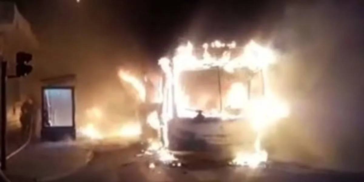 El video  del colectivo de la línea 84 que se incendió y arrasó con otros cuatro autos en Villa del Parque