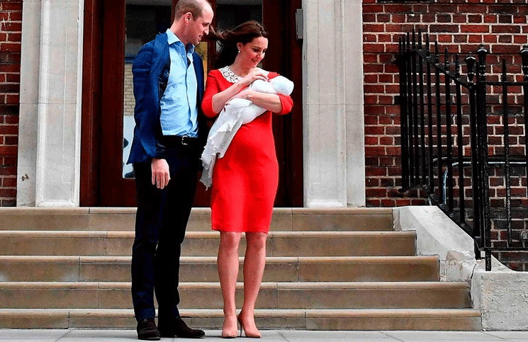 William y Kate Middleton presentando a su bebé 