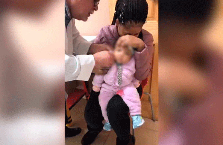 Viral: la reacción del médico cuando perfora las orejas de una bebé