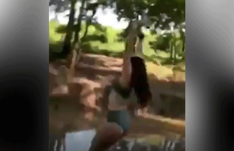 Viral una joven se tiró con una soga y comenzó a levitar de manera inexplicable