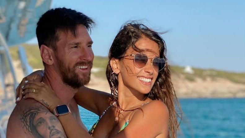 ❤️ Mimos, manito indiscreta y sonrisas: las románticas postales de Lionel Messi y Antonela Roccuzzo en sus vacaciones