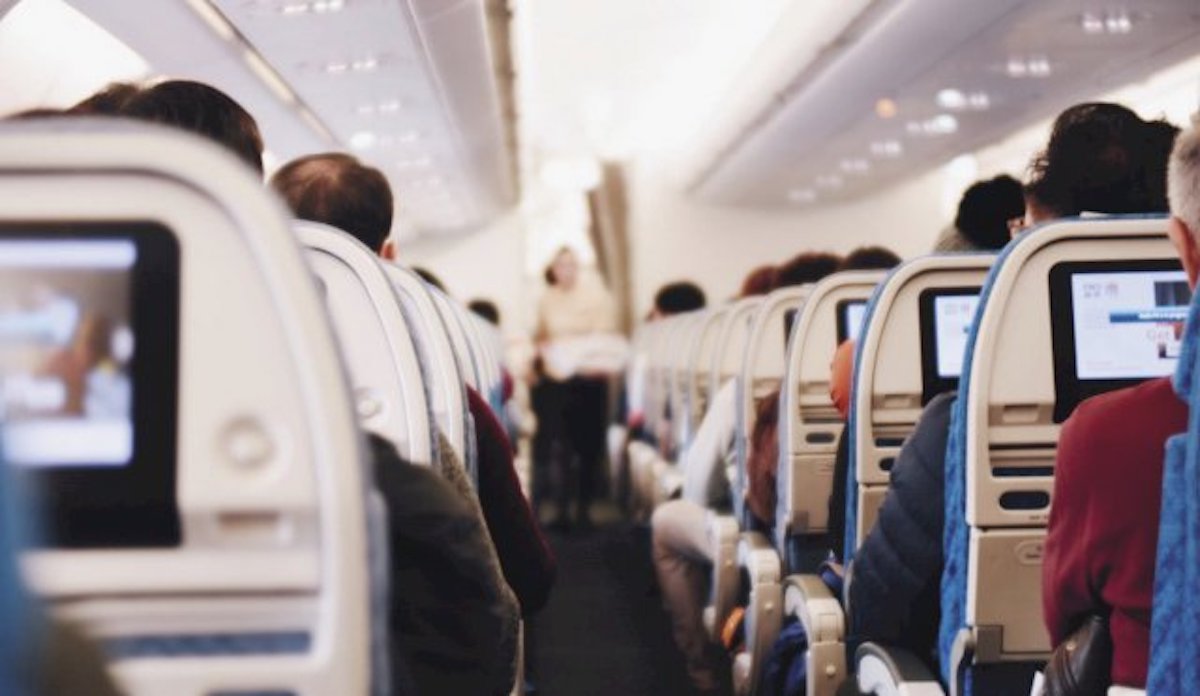 Un hombre leyó el chat de una pasajera de su vuelo que confesaba tener coronavirus: “Tenemos Covid, shhh” 