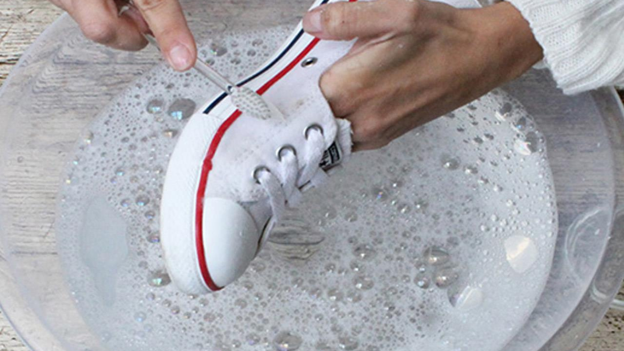 Misión marca Primitivo Cómo lavar zapatillas blancas de tela paso a paso (y no queden amarillas) |  Mia FM