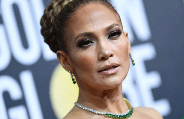 Jennifer Lopez sorprendió con su extravagante look en los Globos de Oro