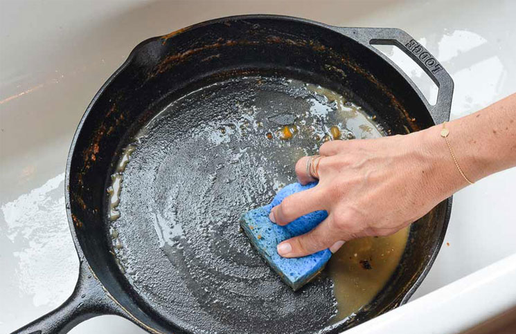 El truco infalible para limpiar una sartén quemada sin esfuerzo