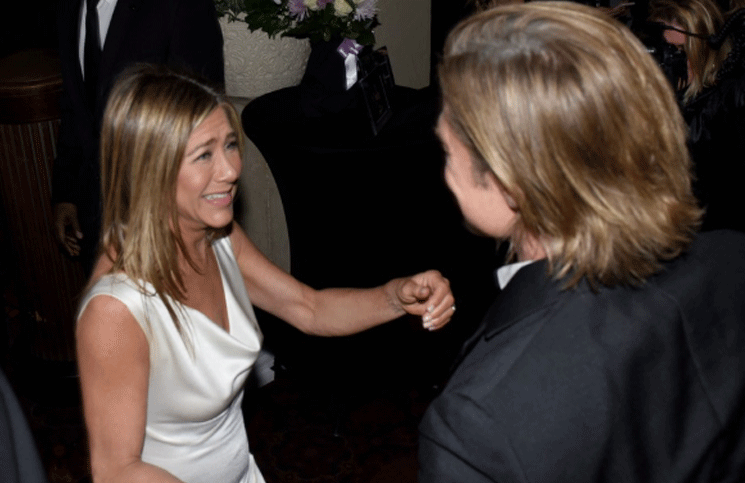 Sonrisas y una manito: el esperado encuentro entre Brad Pitt y Jennifer Aniston