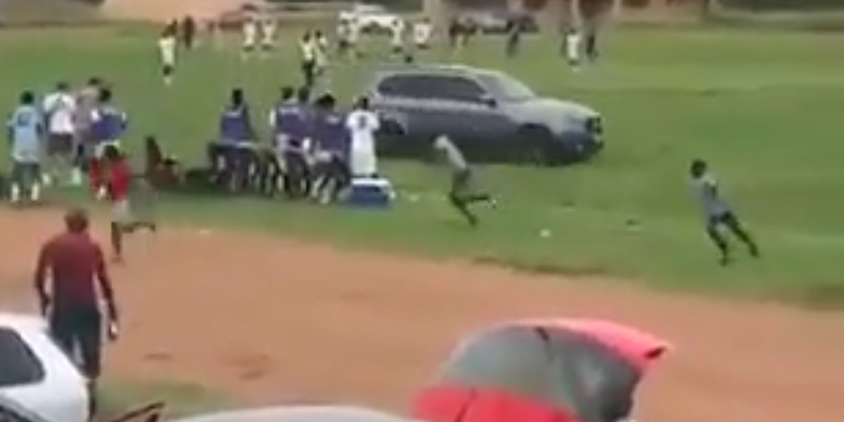 Terror en la cancha: un hincha de fútbol intentó atropellar al árbitro del partido con su auto