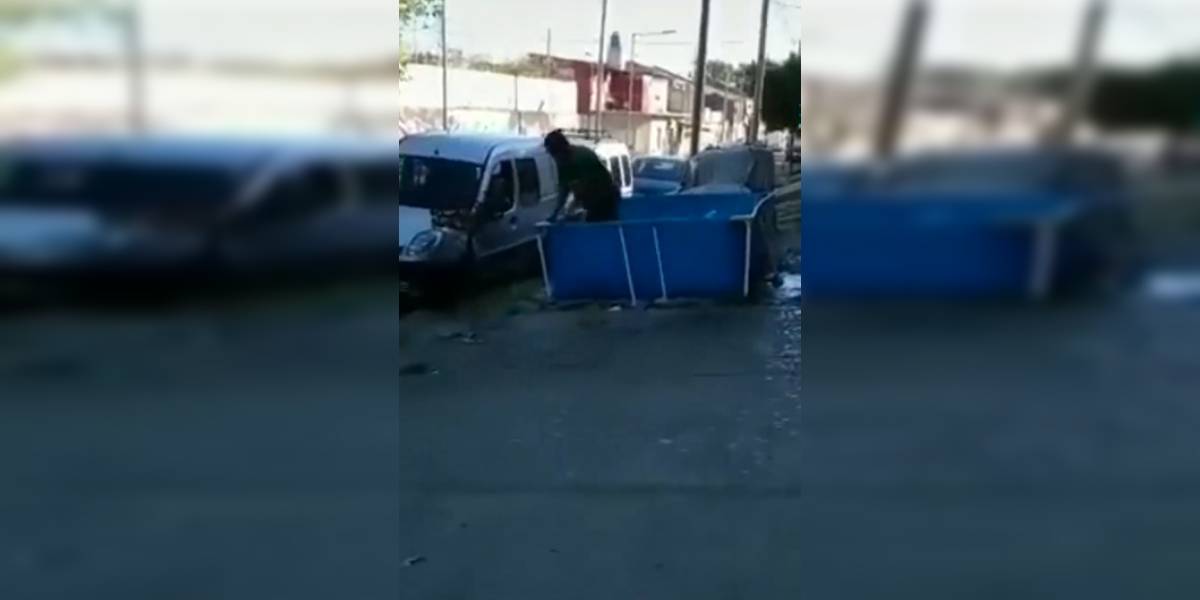 Video: se bajó del camión de recolección de basura, se dio un “chapuzón” y siguió trabajando como si nada