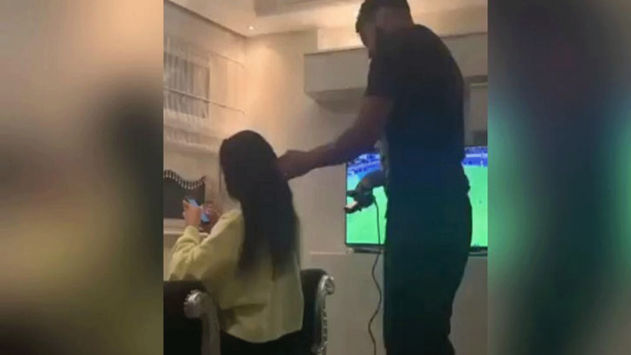 Le planchaba el pelo a su novia mientras veía el partido y pasó algo inesperado