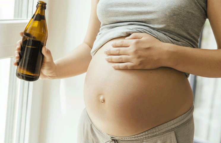 Embarazadas que beben alcohol tienen más probabilidades de que su hijo sufra de depresión