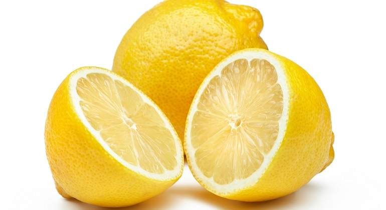 Por qué no hay que tirar las mitades de limón que quedan en la heladera: sus nuevas utilidades