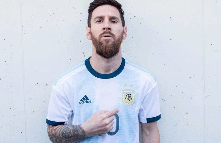 Lio Messi presentó la camiseta que usará la Selección en la Copa América