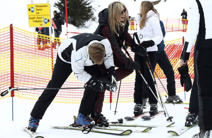 Máxima de Holanda posó divertida junto a su marido y sus tres hijas en la nieve