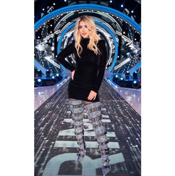 Vestido corto con botas extravagantes (y carísimas): Wanda Nara deslumbró  con su brilloso look | La 100