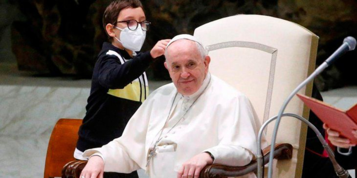 Un nene le intentó “robar” el solideo al Papa Francisco en medio de una audiencia 