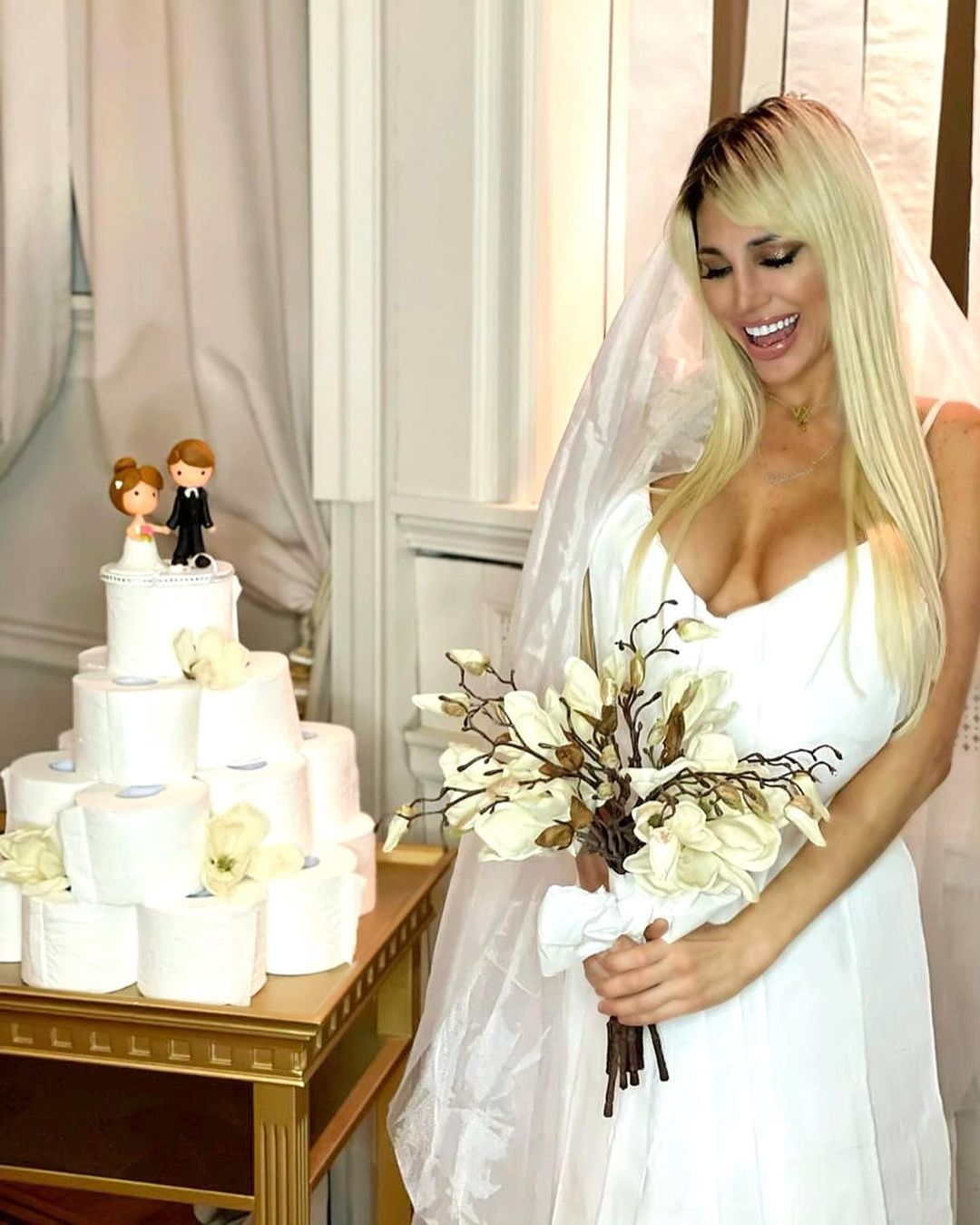 Vicky Xipolitakis se vistió de novia con papel y fue furor | Radio Mitre