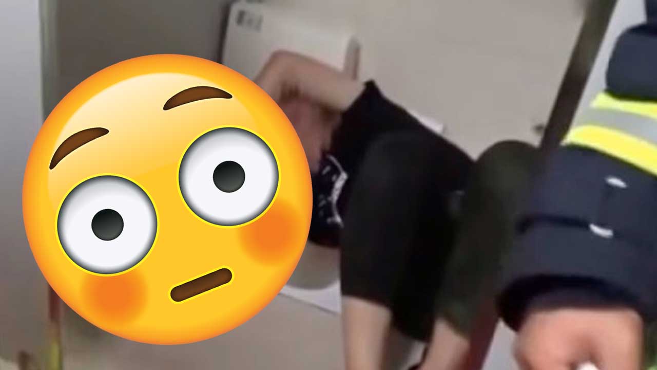 Video insólito: Quedó atrapado en el inodoro por meter la mano para