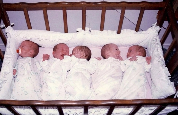 Tuvieron cinco hijos, eligieron al “más lindo” y al resto los dieron en adopción