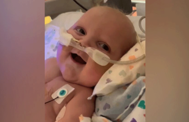Emotivo un bebé sonrió por primera vez luego de ser sometido a dos cirugías a corazón abierto