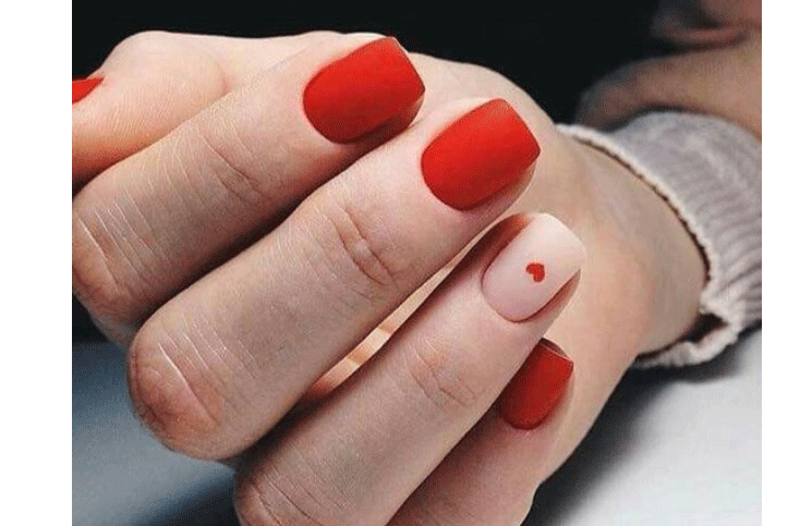 Hermosas uñas rojas sobre un fondo de perlas y flores Fotografía de stock   Alamy