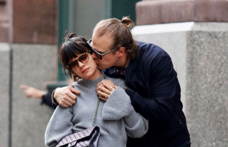 David Harbour y Lily Allen, una pareja que nadie vio venir