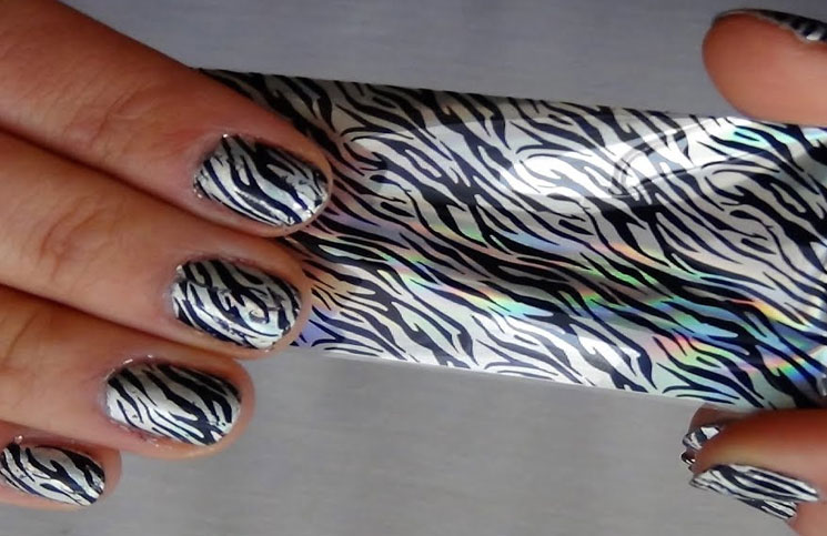 inoxidable diseñador obturador Glass Nails o uñas foil: la nueva (y colorida) tendencia de la temporada |  La 100