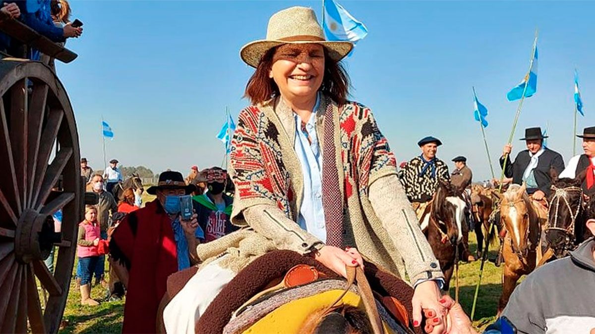 Movilización del campo: Patricia Bullrich, a caballo entre los manifestantes