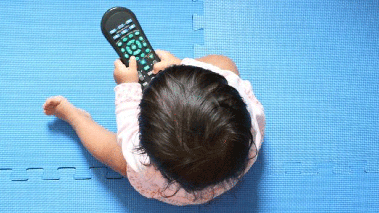 ¿Bebés expuestos a la televisión? Esta es la alarmante recomendación de la OMS