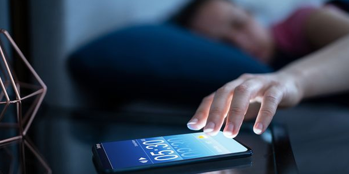 Por qué no hay que dejar el celular en la mesa de luz: deshacerse del dispositivo podría ayudarte