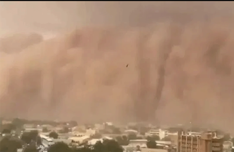 Las aterradoras imágenes de la tormenta de arena que tiñó el cielo de rojo