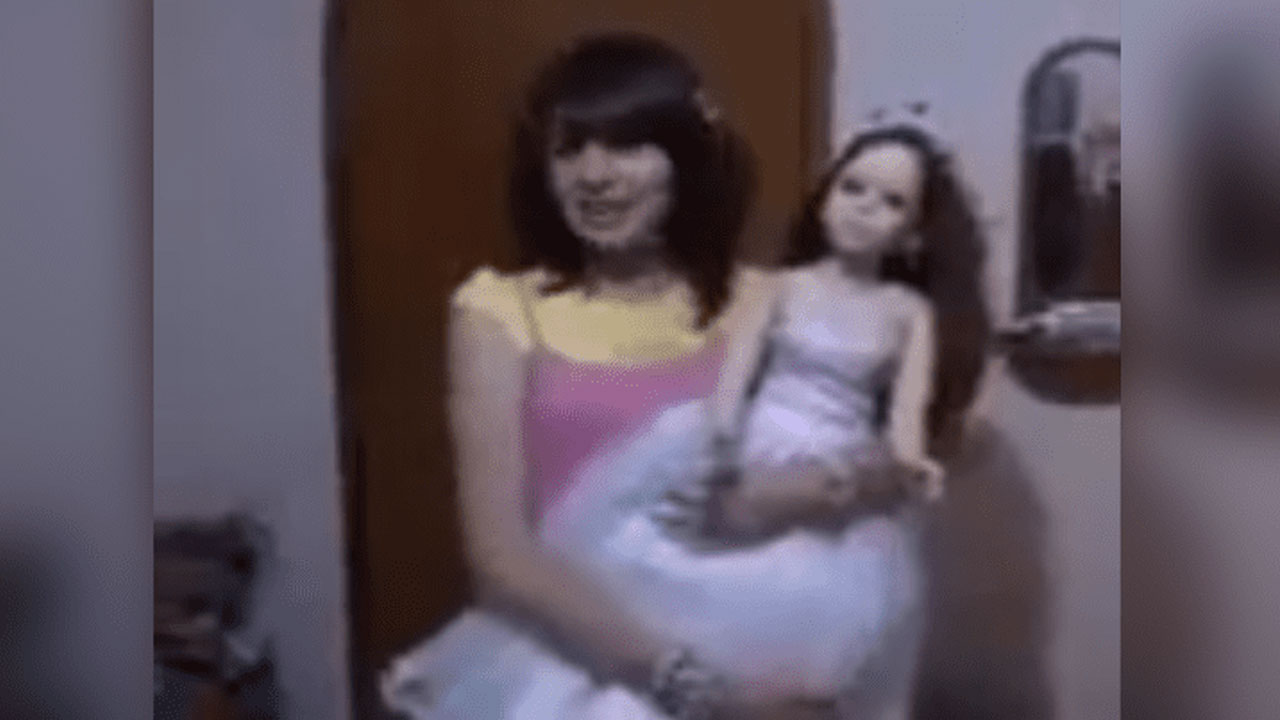 Muñeca diabólica: Se la regalaron a una joven para los 15 y causa terror