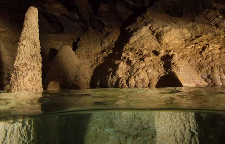 Descubren la cueva más profunda del mundo pero no saben que hay dentro de ella