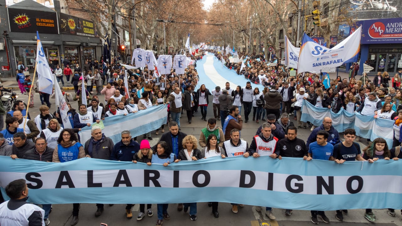 Multitudinaria movilización de gremios en Mendoza | Radio Mitre