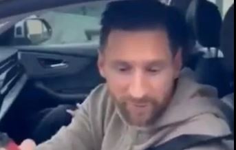 Lionel Messi le cumplió el sueño a un grupo de hinchas que lo esperaban en la puerta de su casa