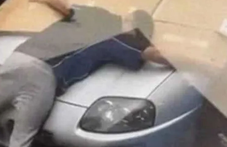 Un joven intentó proteger su auto del granizo con su cuerpo y el video se hizo viral
