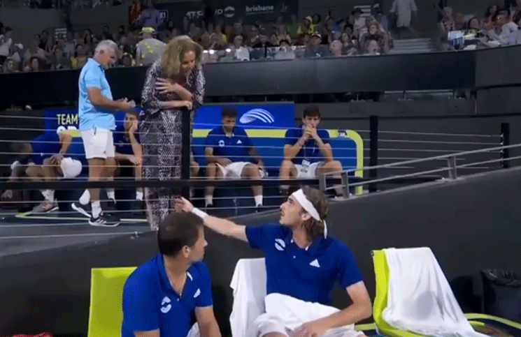Un tenista iba perdiendo y reaccionó tan mal que su mamá terminó retándolo en medio del partido.