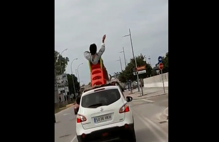 Video: un hombre puso un tobogán sobre el auto, se acostó y viajó 27 kilómetros