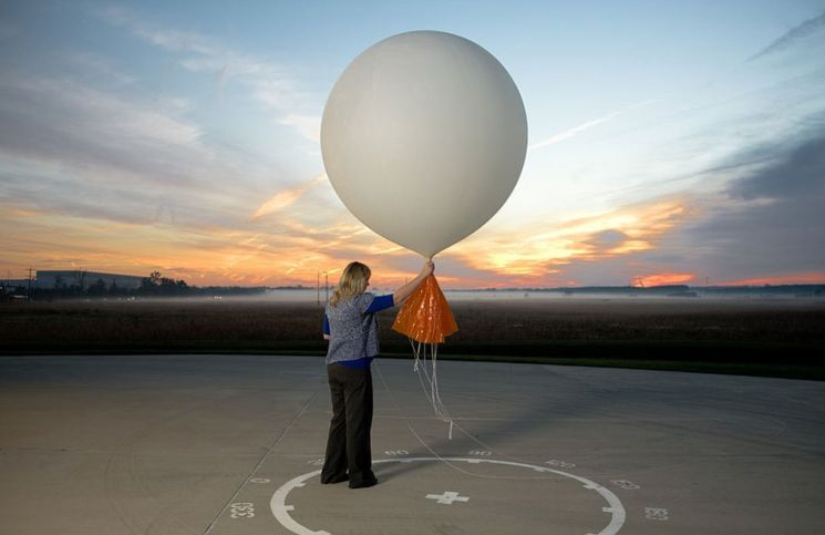 Qué son y cómo funcionan los "globos sonda" que se elevan a diario para hacer el pronóstico meteorológico