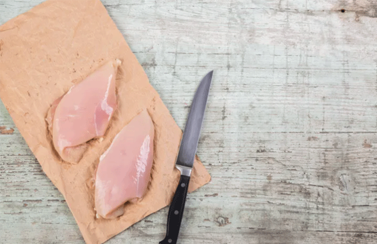 12 errores (como lavar el pollo antes de cocinarlo) al manipular alimentos 