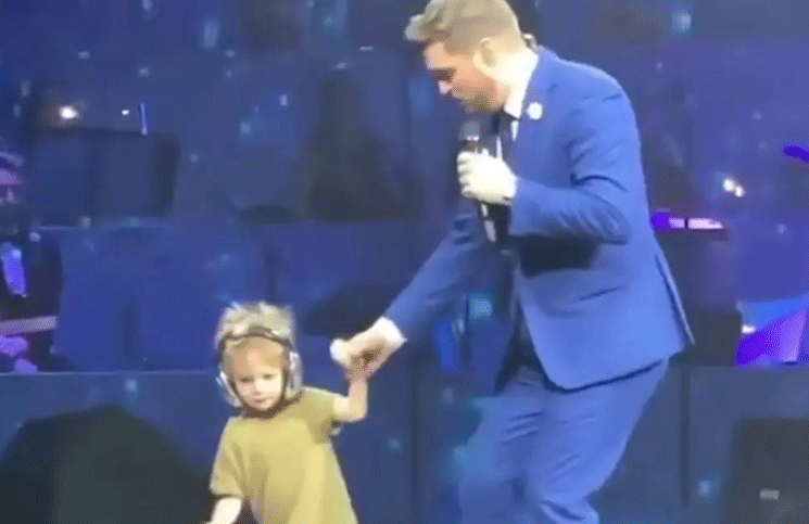 Michael Bublé bailó con su hijo Elías en un show y enamoraron a todos
