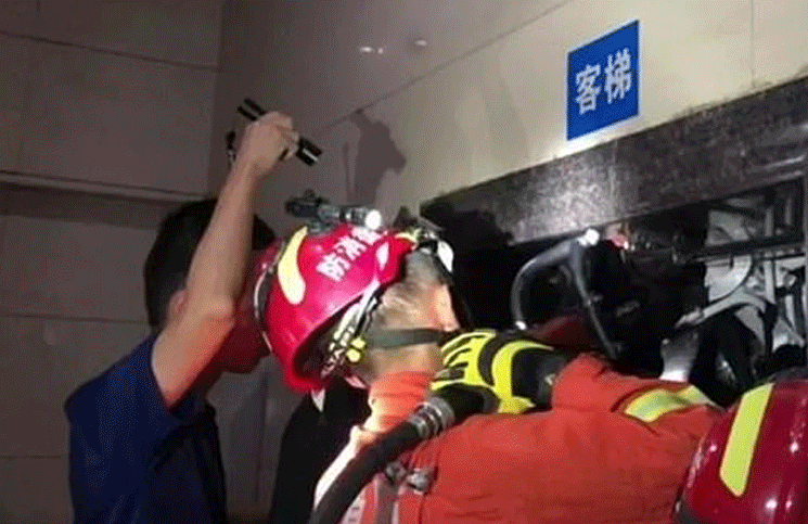 Vídeo: el desesperante momento en que un bebé queda atrapado entre las puertas del ascensor