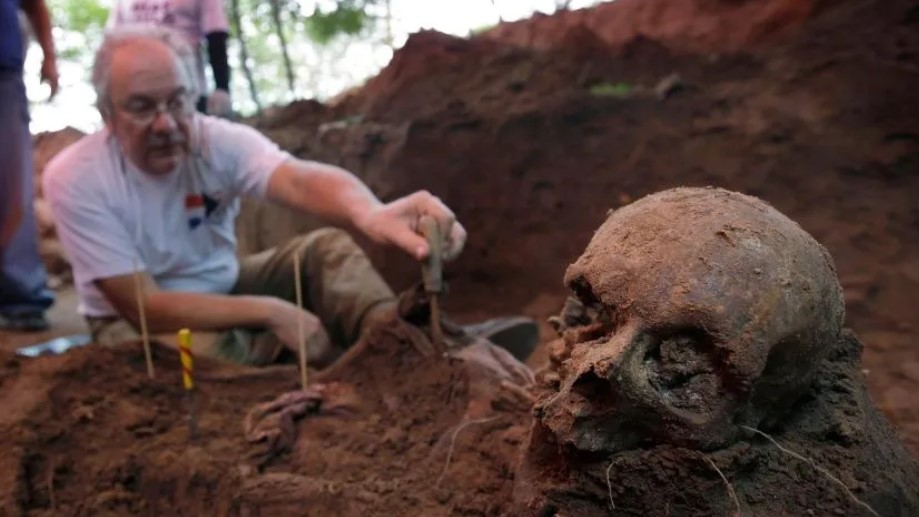 Hallaron huesos humanos en la casa de un dictador paraguayo