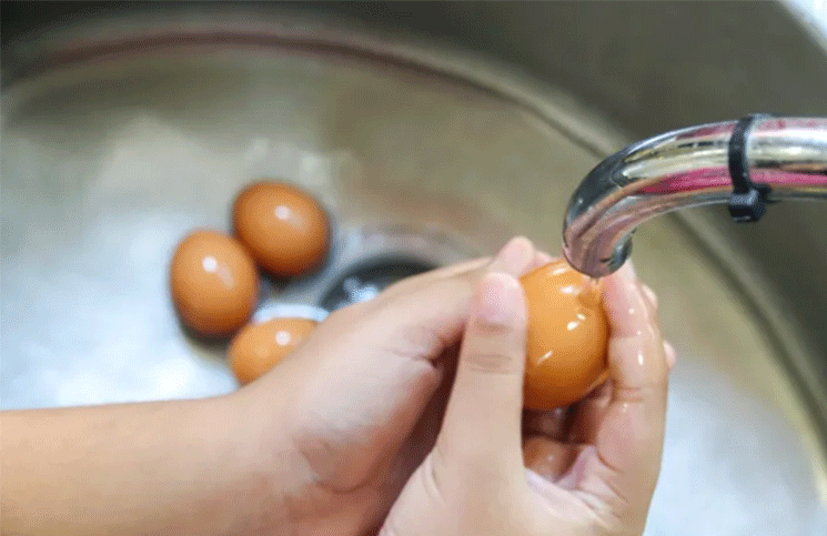 12 errores (como lavar el pollo antes de cocinarlo) al manipular alimentos 