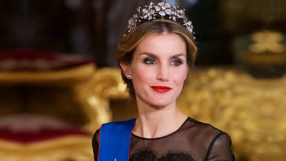 Los 25 diamantes y 5 perlas de la misteriosa tiara de la reina Letizia | La  100