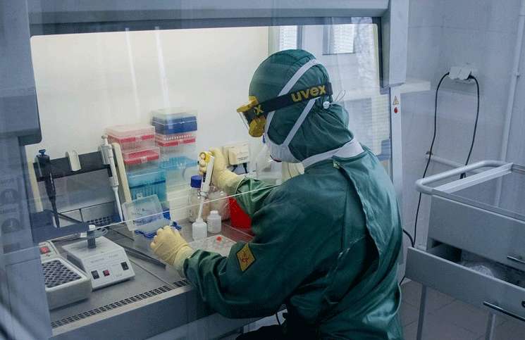 Descubren una nueva cepa de coronavirus: puede durar 49 días en el cuerpo