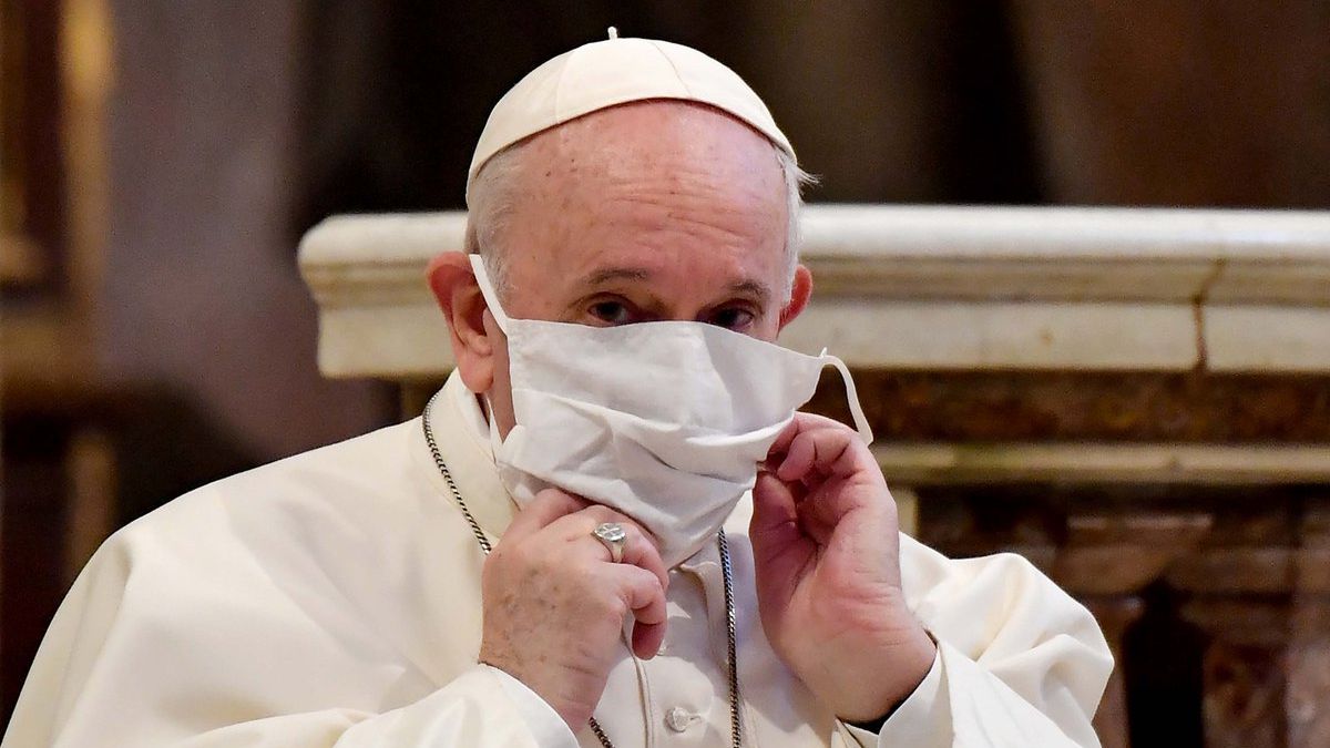 El Papa reveló que un enfermero "le salvó la vida" durante su reciente operación