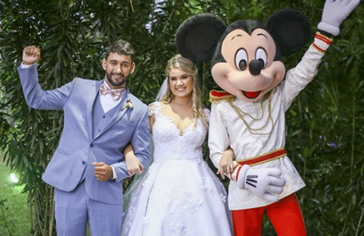 No viajó a Disney para poder casarse pero su novio le trajo a Mickey de sorpresa