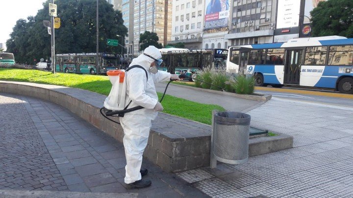 Coronavirus en Argentina: cómo desinfectan las calles para combatir la pandemia