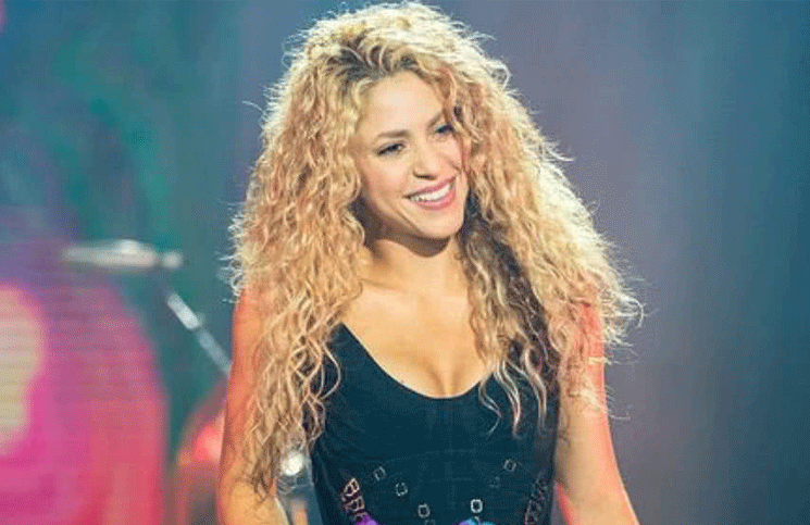 De entre casa y con sus tres hijos, Shakira se mostró indignada por la derrota del Barcelona