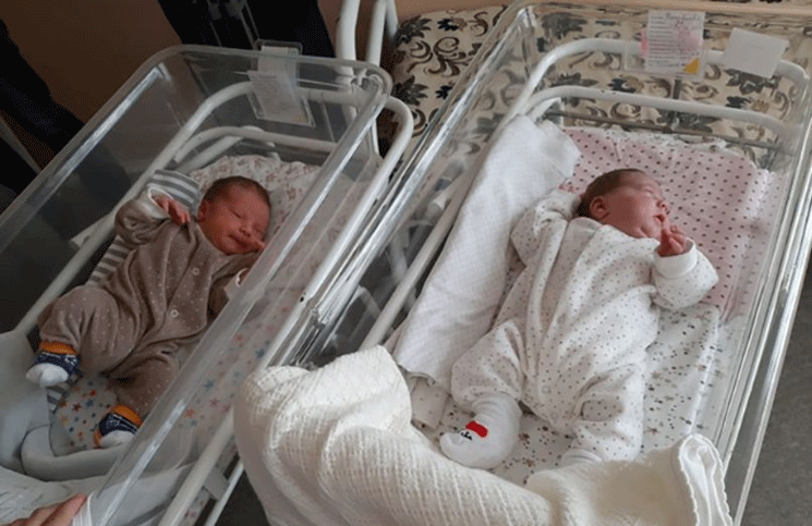 Maxim y Liya son mellizos pero nacieron con 11 semanas de diferencia 